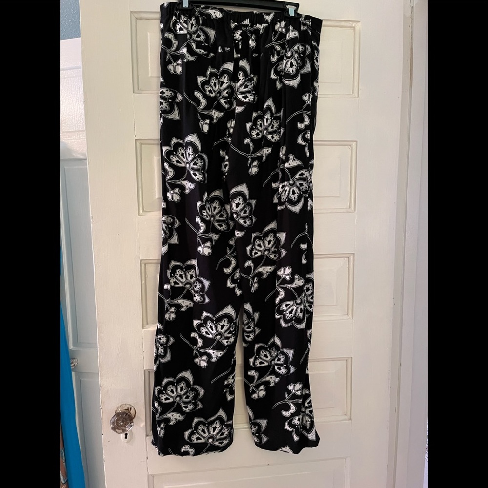 Merona size medium pants. Cute floral print. Excellent condition.
